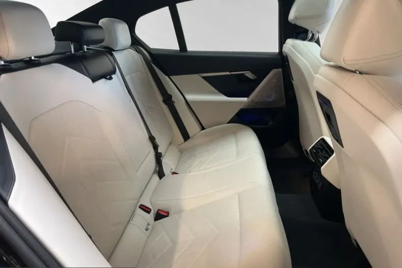 BMW 550 (Seria 5) din 2025 cu 17.600 km - oferta BMW241876 - foto 11