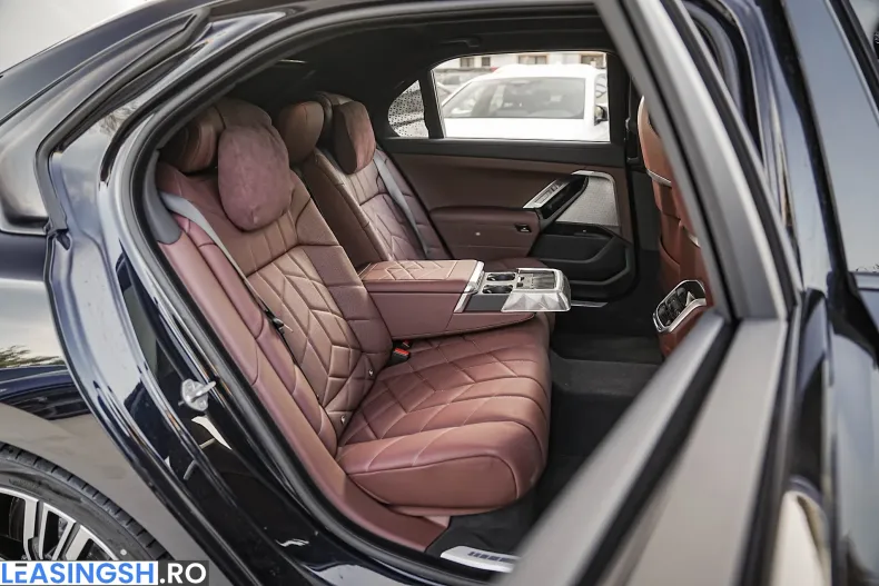 BMW 750e (Seria 7) din 2025 cu 5.300 km - oferta BMW242130 - foto 19