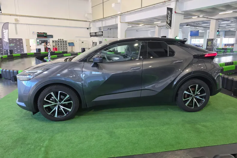 Toyota C-HR din 2024 cu 8.900 km - oferta TOY242311 - foto 4