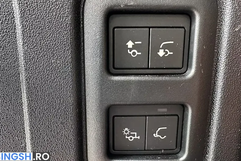 Land Rover Defender din 2024 cu 9.500 km - oferta LAN242509 - foto 37