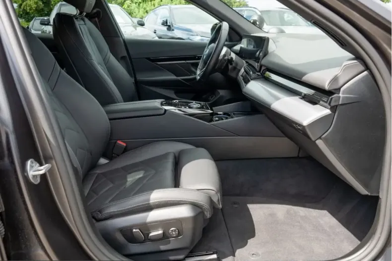 BMW 540 (Seria 5) din 2025 cu 25.100 km - oferta BMW242701 - foto 5