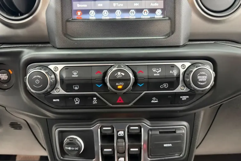 Jeep Wrangler din 2023 cu 57.945 km - oferta JEE242733 - foto 36