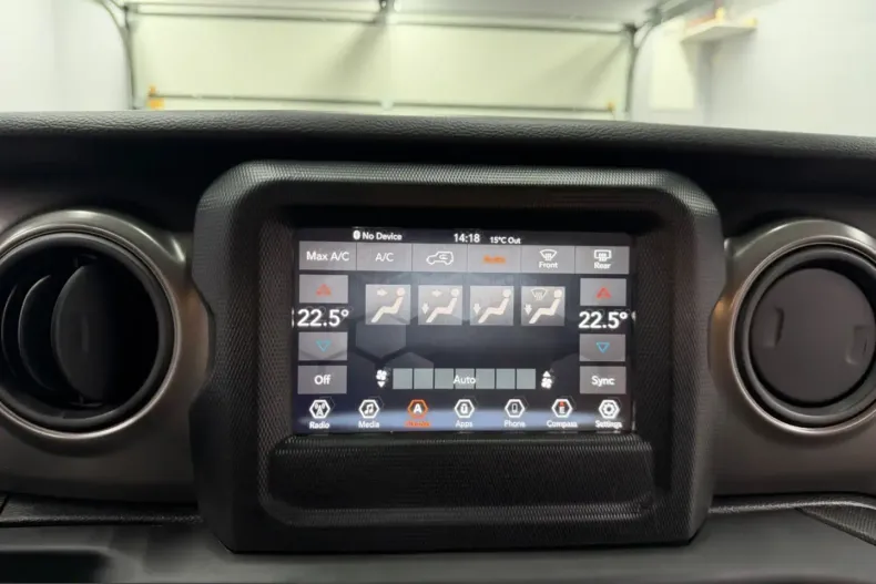 Jeep Wrangler din 2023 cu 57.945 km - oferta JEE242733 - foto 39