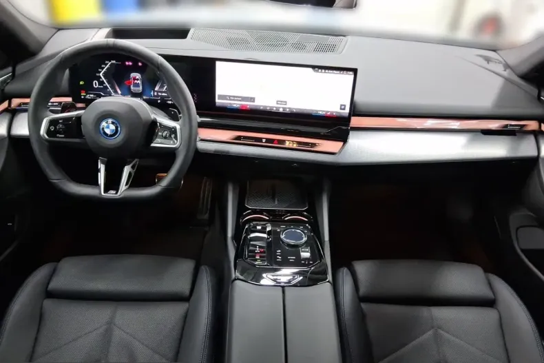 BMW 550 (Seria 5) din 2025 cu 26.990 km - oferta BMW242735 - foto 10