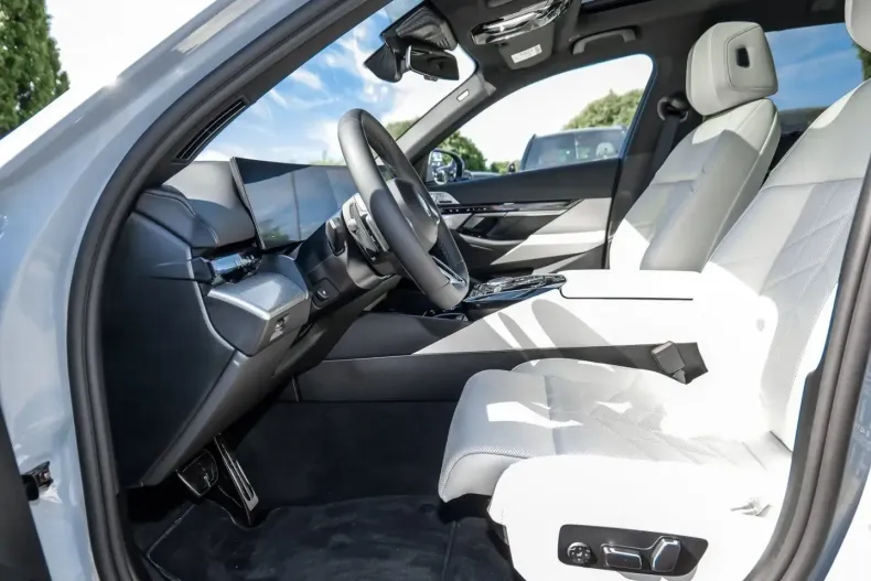 BMW 550 (Seria 5) din 2025 cu 15.117 km - oferta BMW242741 - foto 4
