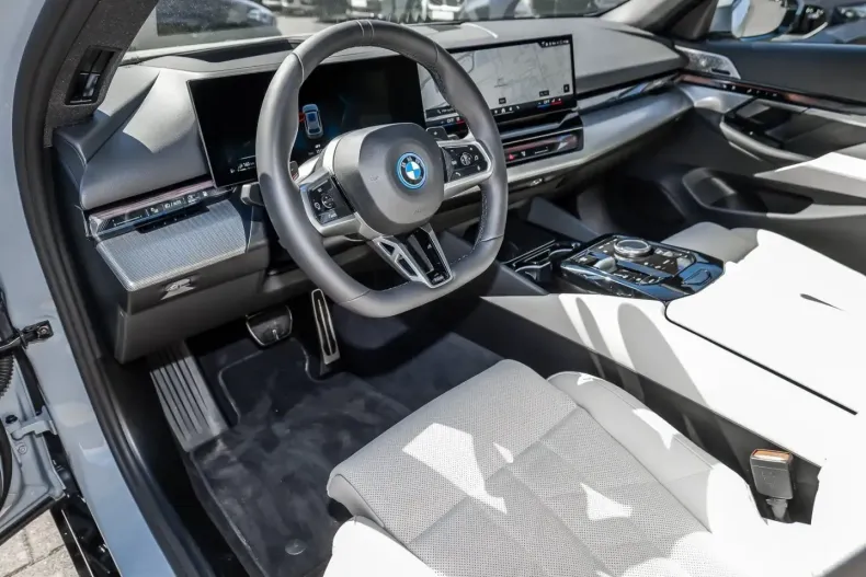 BMW 550 (Seria 5) din 2025 cu 15.117 km - oferta BMW242741 - foto 16