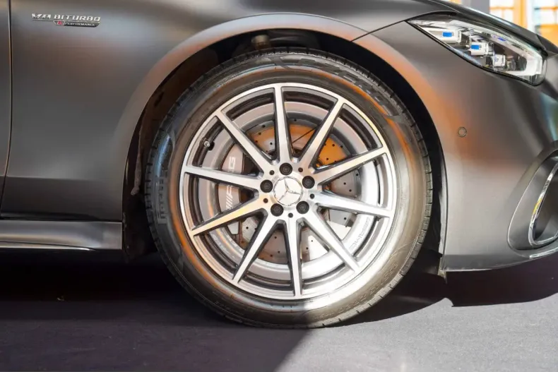 Mercedes-Benz S 63 AMG (Clasa S) din 2023 cu 5.640 km - oferta MER242858 - foto 2