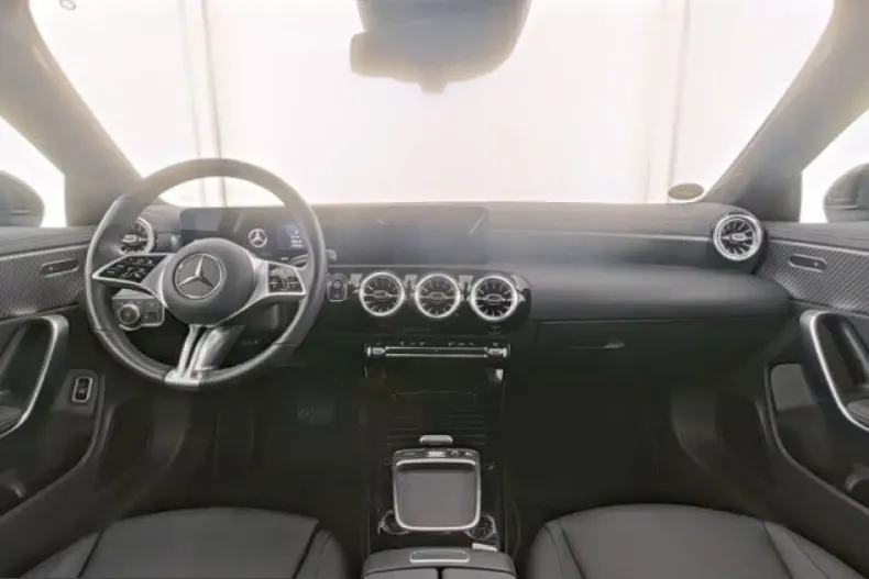 Mercedes-Benz CLA 180 (Clasa CLA) din 2025 cu 32.419 km - oferta MER242913 - foto 2