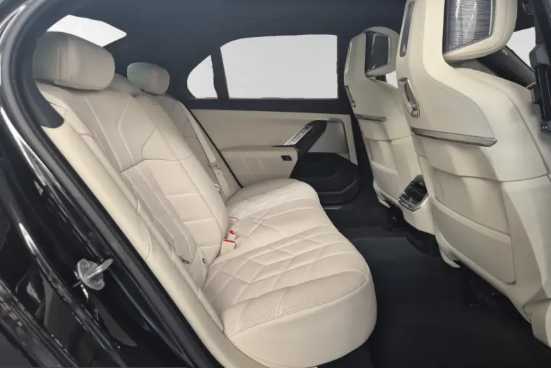 BMW 750 (Seria 7) din 2025 cu 19.998 km - oferta BMW243128 - foto 10