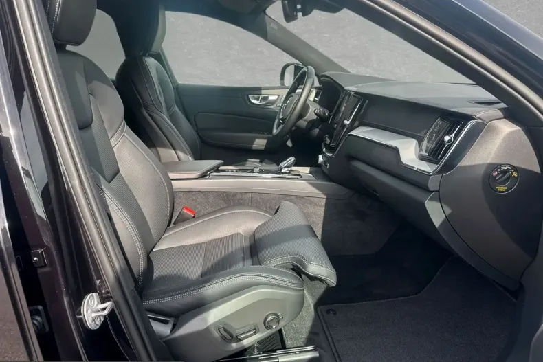 Volvo XC60 din 2025 cu 14.000 km - oferta VOL243227 - foto 4