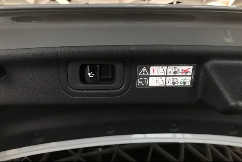Mercedes-Benz C 300 (Clasa C) din 2025 cu 25.200 km - oferta MER243240 - foto 17