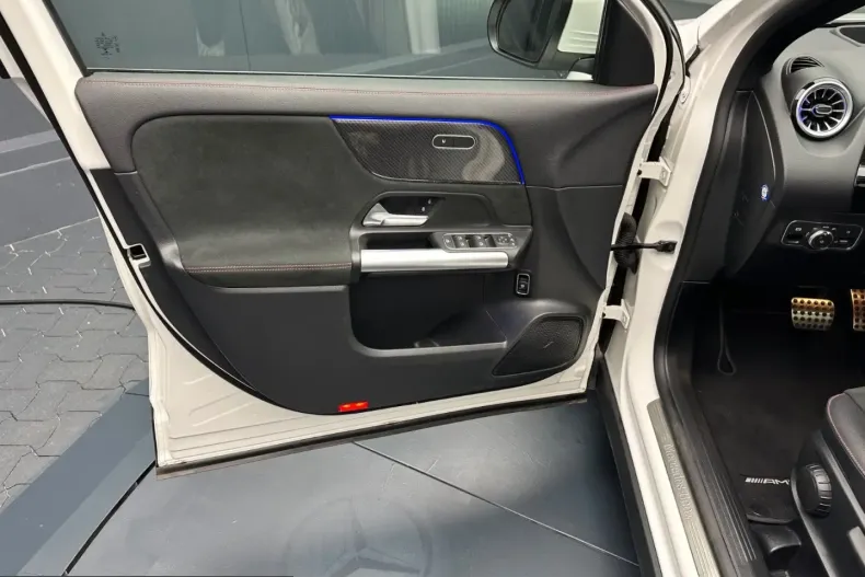 Mercedes-Benz GLA 200 (Clasa GLA) din 2023 cu 39.000 km - oferta MER243274 - foto 12