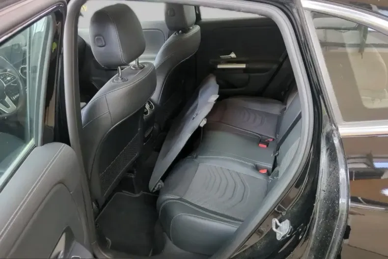Mercedes-Benz GLA 200 (Clasa GLA) din 2023 cu 61.144 km - oferta MER243276 - foto 8