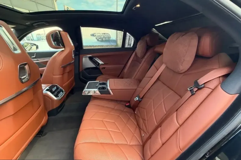 BMW 750 (Seria 7) din 2025 cu 38.229 km - oferta BMW243289 - foto 7