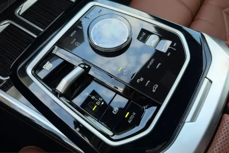 BMW 750 (Seria 7) din 2025 cu 38.229 km - oferta BMW243289 - foto 16