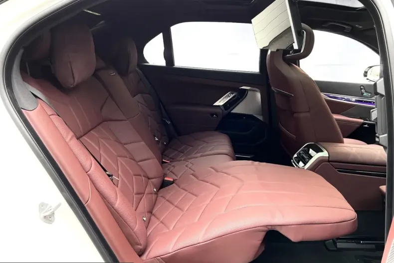 BMW 740 (Seria 7) din 2025 cu 6.118 km - oferta BMW243293 - foto 4