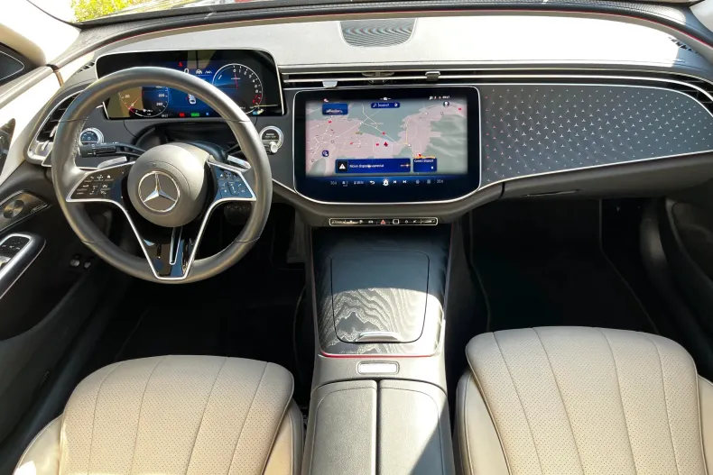 Mercedes-Benz E 400 (Clasa E) din 2025 cu 18.210 km - oferta MER243546 - foto 13