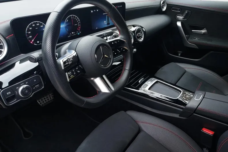 Mercedes-Benz CLA 250 (Clasa CLA) din 2024 cu 17.172 km - oferta MER243610 - foto 9