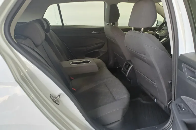Volkswagen Golf din 2024 cu 38.209 km - oferta VOL243627 - foto 29