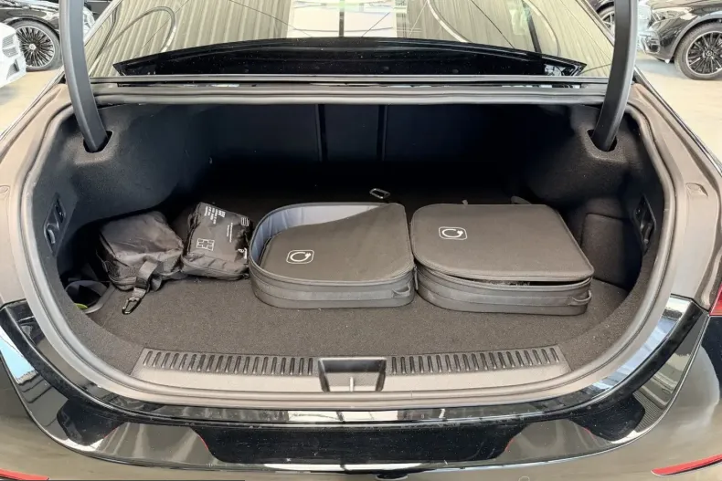 Mercedes-Benz E 300 (Clasa E) din 2025 cu 9.900 km - oferta MER243778 - foto 17