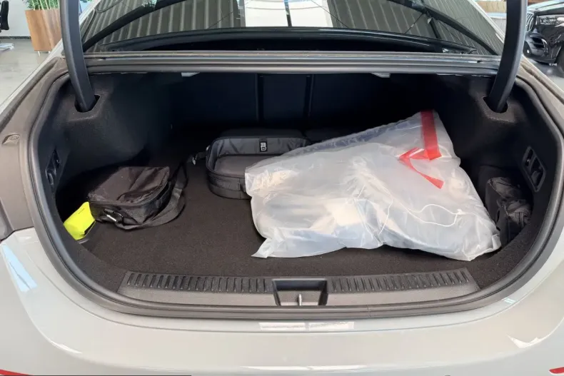 Mercedes-Benz E 300 (Clasa E) din 2025 cu 13.200 km - oferta MER243779 - foto 16
