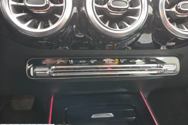 Mercedes-Benz GLA 200 (Clasa GLA) din 2023 cu 40.030 km - oferta MER244178 - foto 9