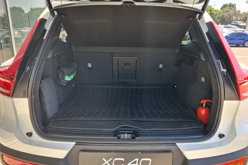 Volvo XC40 din 2025 cu 4.575 km - oferta VOL244452 - foto 8