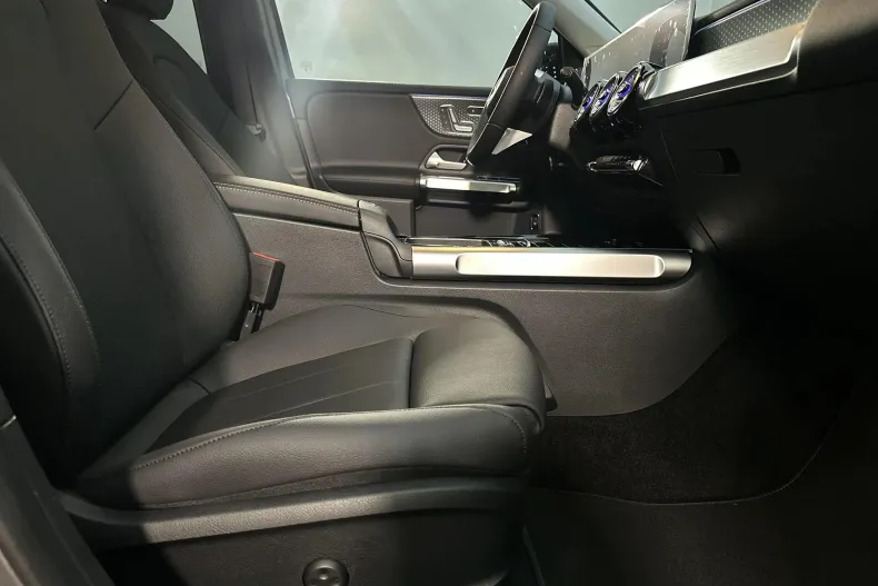 Mercedes-Benz GLB 220 (Clasa GLB) din 2025 cu 4.000 km - oferta MER244602 - foto 10