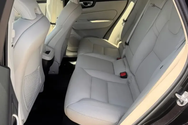 Volvo XC60 din 2023 cu 35.533 km - oferta VOL244817 - foto 5