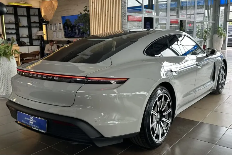 Porsche Taycan din 2024 cu 17.386 km - oferta POR244870 - foto 8