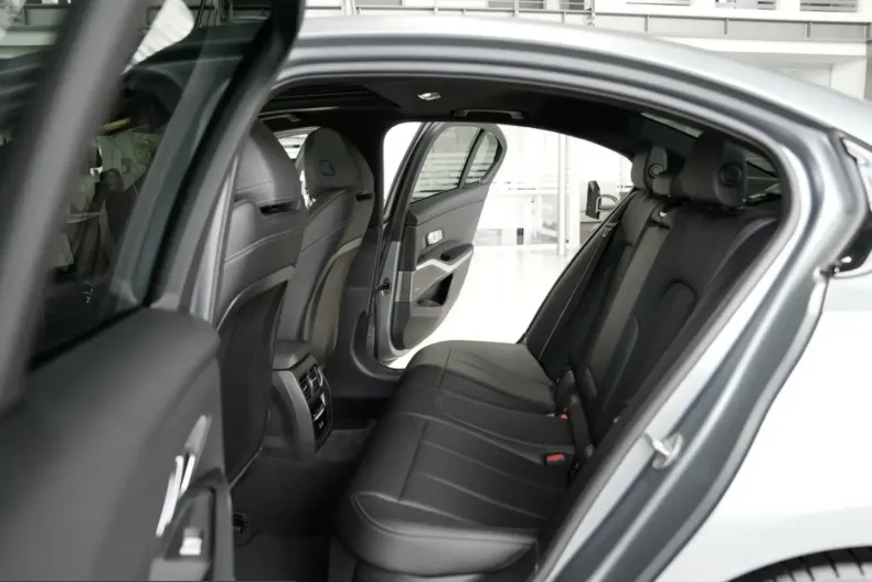 BMW 320 (Seria 3) din 2025 cu 57.876 km - oferta BMW245125 - foto 31
