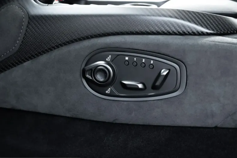 Aston Martin V8 Vantage din 2022 cu 6.100 km - oferta AST245339 - foto 38