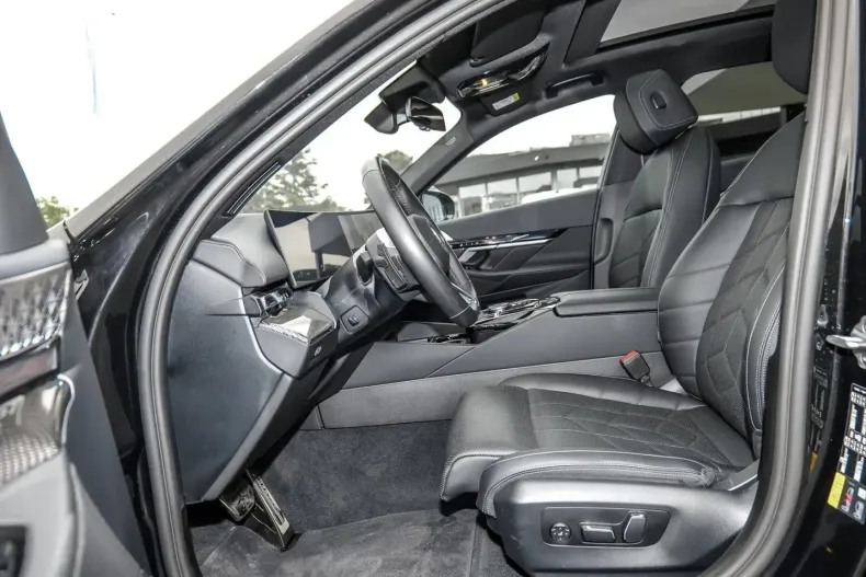 BMW 550 (Seria 5) din 2025 cu 22.400 km - oferta BMW245345 - foto 9