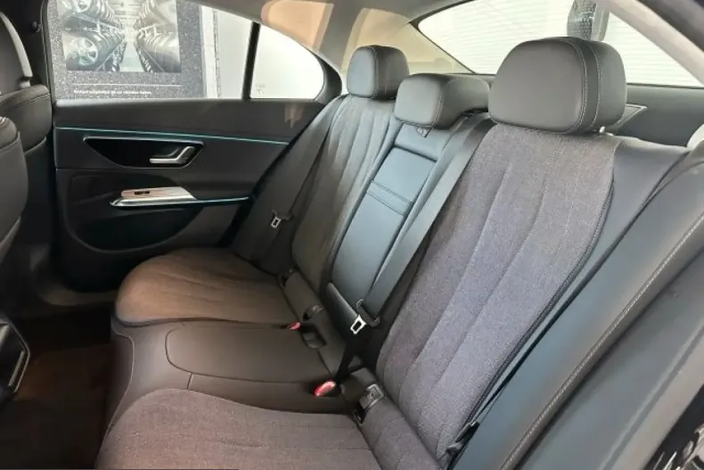 Mercedes-Benz E 220 (Clasa E) din 2024 cu 33.921 km - oferta MER245459 - foto 6