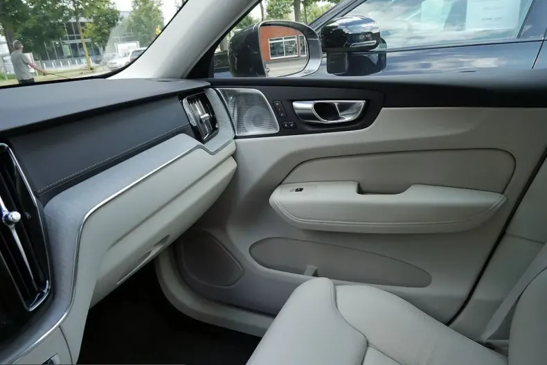 Volvo XC60 din 2023 cu 37.000 km - oferta VOL245469 - foto 25