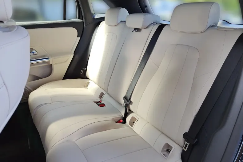 Mercedes-Benz GLA 200 (Clasa GLA) din 2025 cu 6.200 km - oferta MER245620 - foto 8