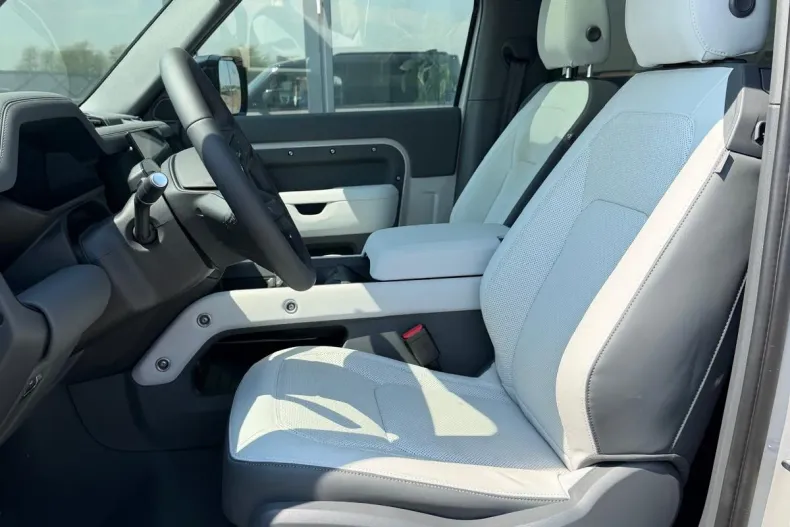 Land Rover Defender din 2025 cu 3.500 km - oferta LAN245733 - foto 5