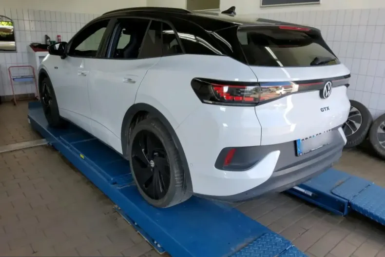Volkswagen ID.4 din 2023 cu 31.937 km - oferta VOL245798 - foto 2