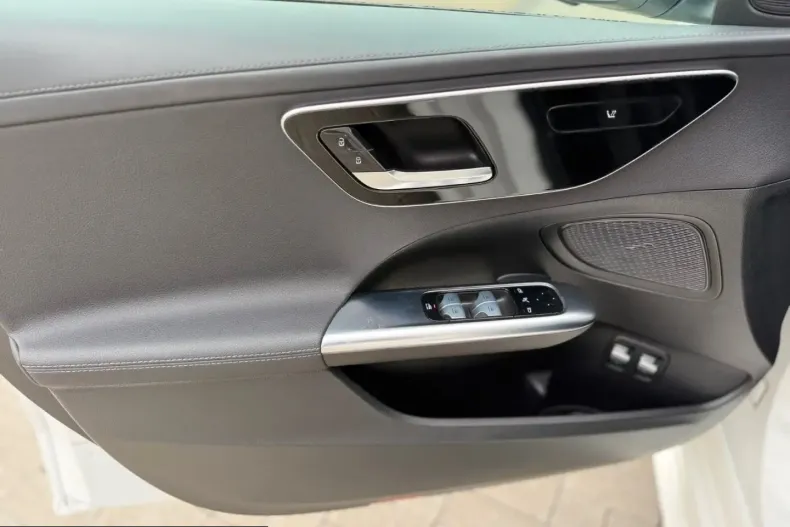 Mercedes-Benz C 300 (Clasa C) din 2023 cu 89.900 km - oferta MER245911 - foto 16