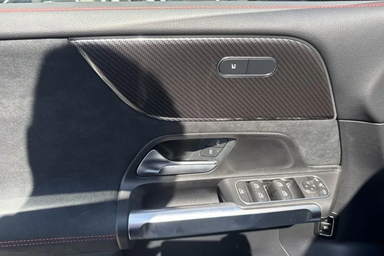 Mercedes-Benz GLB 200 (Clasa GLB) din 2025 cu 3.472 km - oferta MER246090 - foto 19