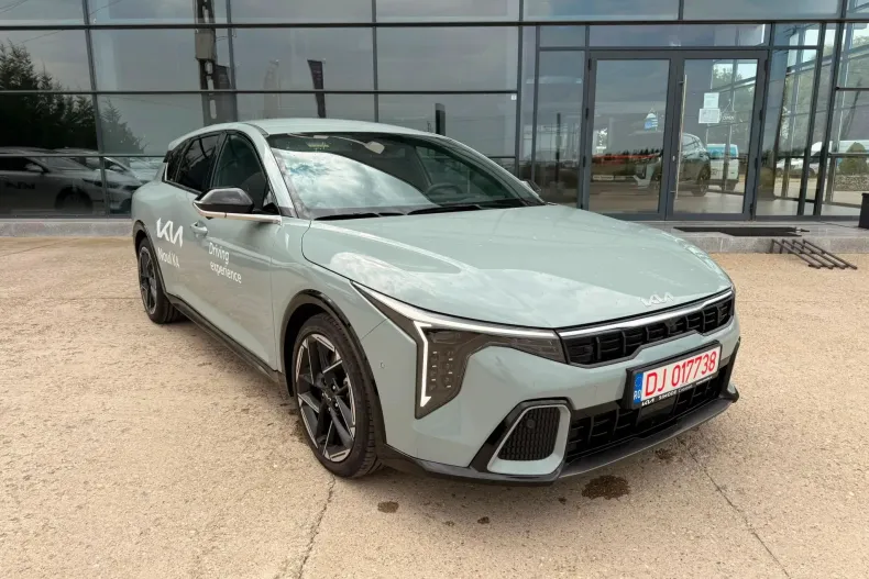 Kia K4 din 2025 cu 1.620 km - oferta KIA246136 - foto 1