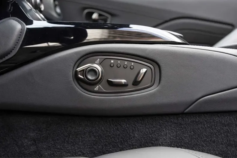 Aston Martin V8 Vantage din 2023 cu 16.900 km - oferta AST246154 - foto 23