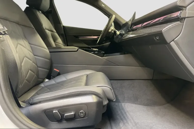 BMW 520 (Seria 5) din 2025 cu 7.128 km - oferta BMW246185 - foto 8