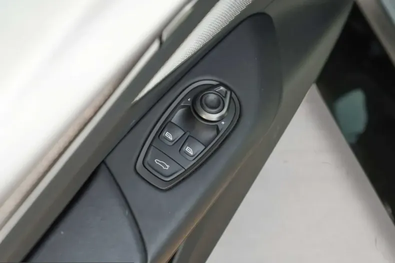 Aston Martin V8 Vantage din 2025 cu 7.500 km - oferta AST246213 - foto 30