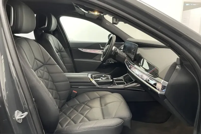 BMW 740 (Seria 7) din 2025 cu 40.213 km - oferta BMW246232 - foto 12
