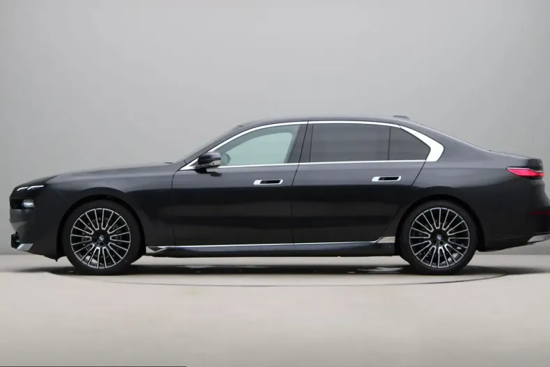 BMW 740 (Seria 7) din 2025 cu 21.999 km - oferta BMW246236 - foto 11