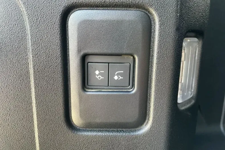 Land Rover Defender din 2023 cu 35.169 km - oferta LAN246299 - foto 29