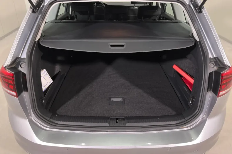 Volkswagen Passat din 2023 cu 39.949 km - oferta VOL246329 - foto 12