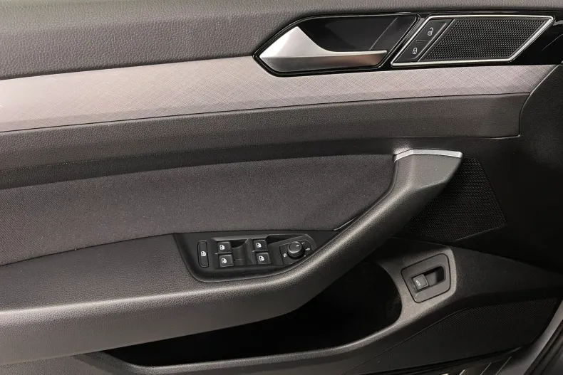 Volkswagen Passat din 2023 cu 39.949 km - oferta VOL246329 - foto 23