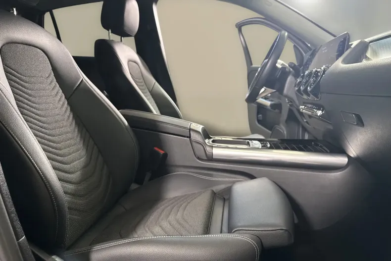 Mercedes-Benz GLA 200 (Clasa GLA) din 2025 cu 30.557 km - oferta MER246431 - foto 11